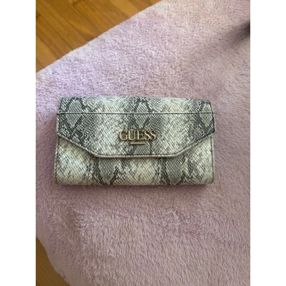 Guess Wallet - Picture 1 of 7